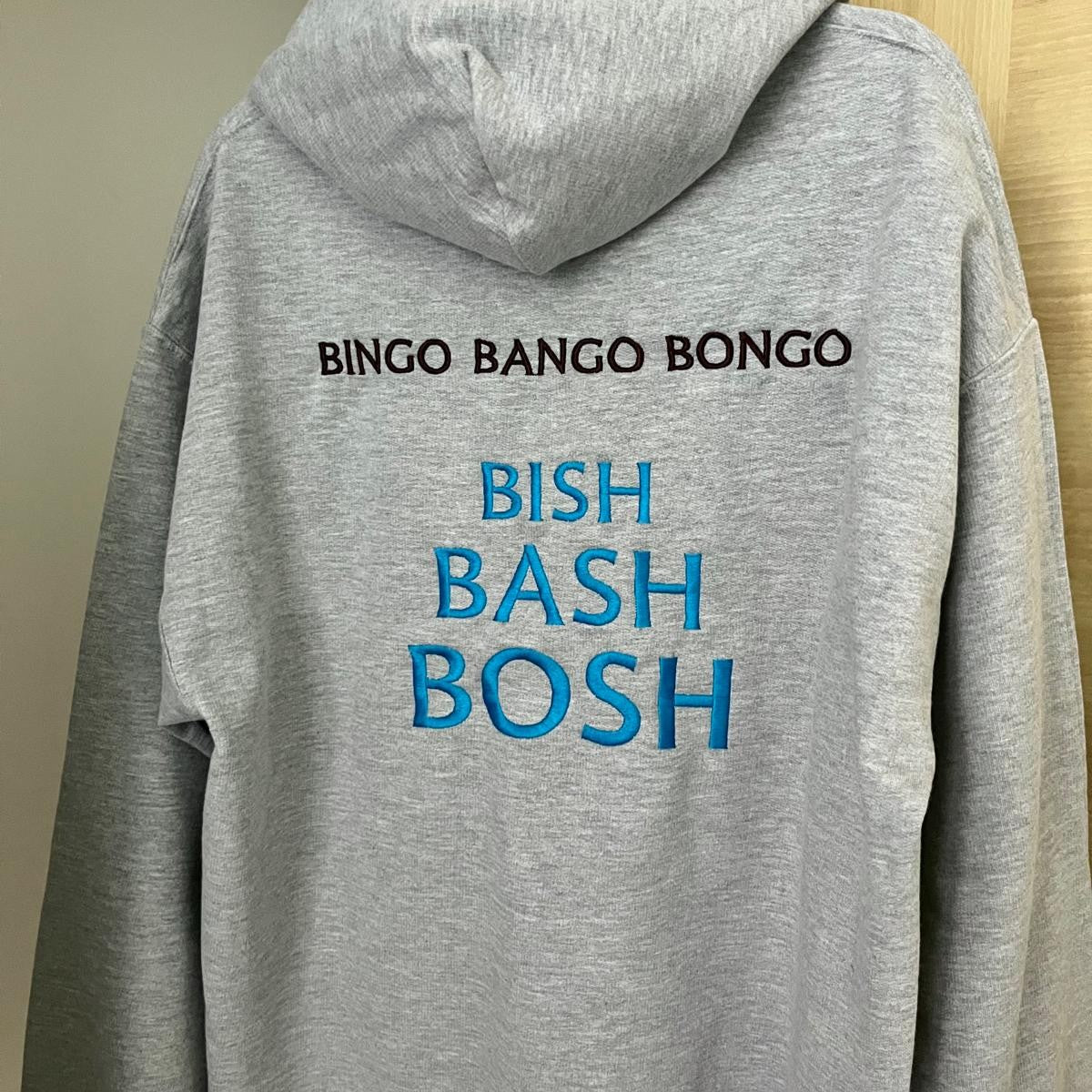 Bluza z tekstem BINGO BANGO BONGO BISH BASH BOSH