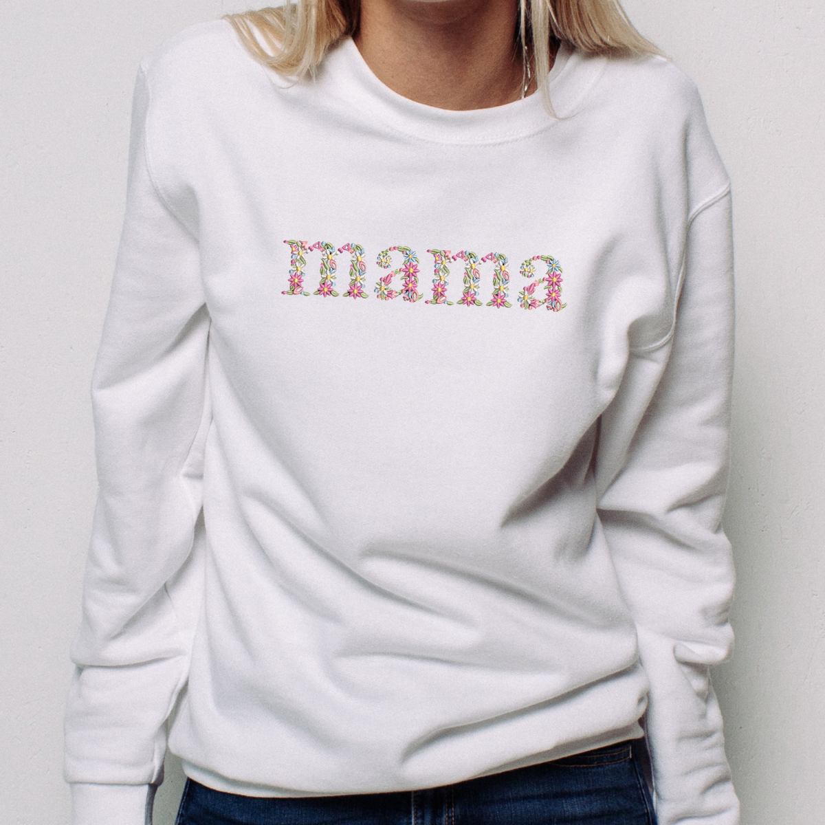 biala bluza z kwiatowym napisem mama