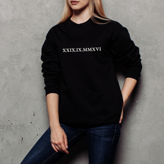 Bluza z datą zapisaną cyframi rzymskimi