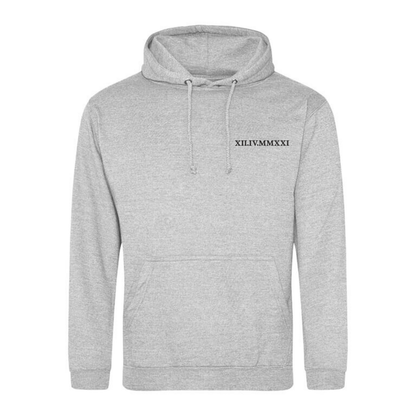 Bluza z datą zapisaną cyframi rzymskimi