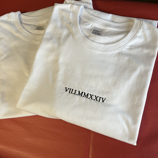 Koszulka z datą zapisaną cyframi rzymskimi