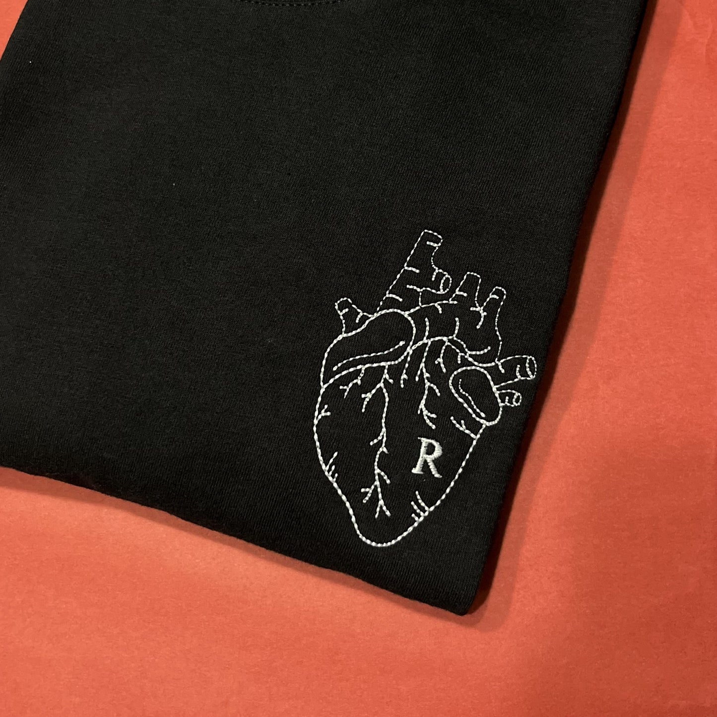 Koszulka z anatomicznym sercem i inicjałem