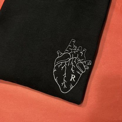 Koszulka z anatomicznym sercem i inicjałem