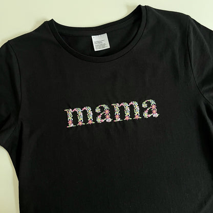 Koszulka z kwiatowym napisem MAMA / DOG MOM / CAT MOM