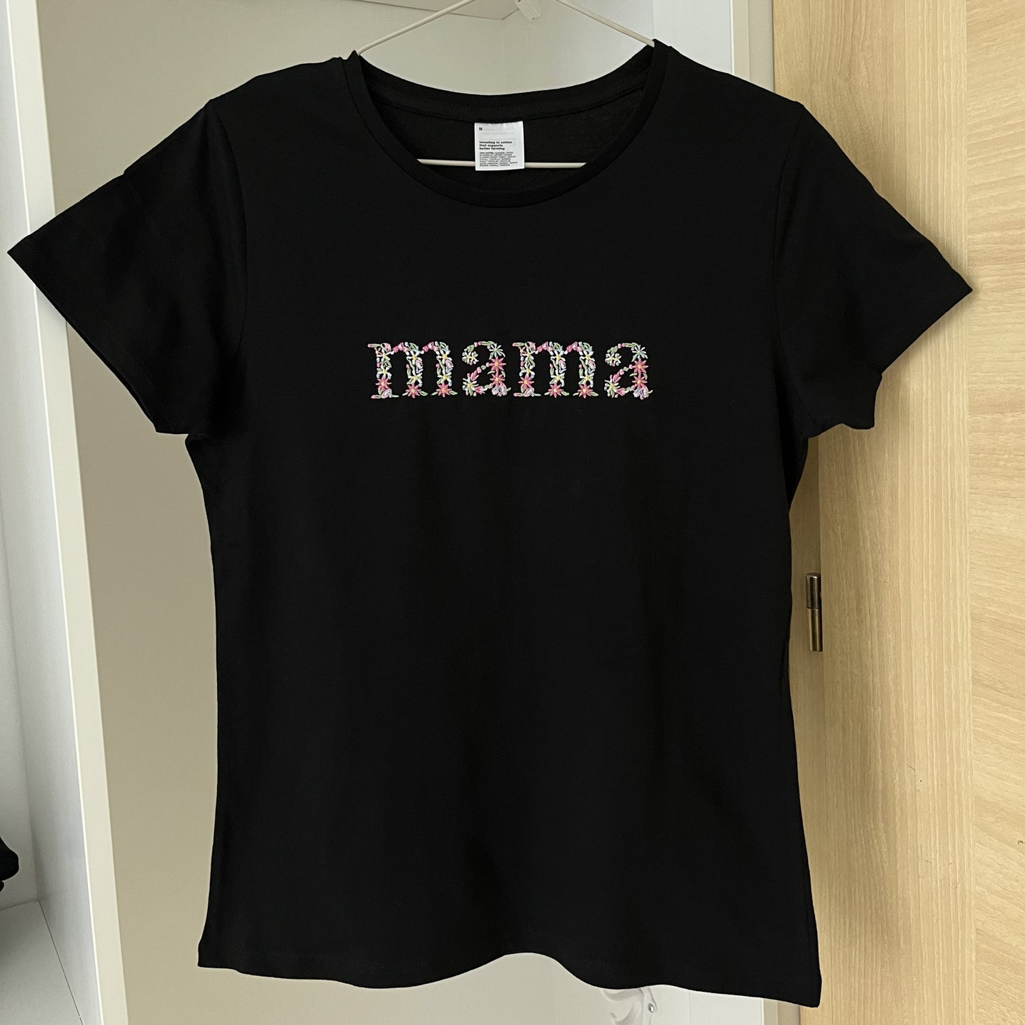 Koszulka z kwiatowym napisem MAMA / DOG MOM / CAT MOM