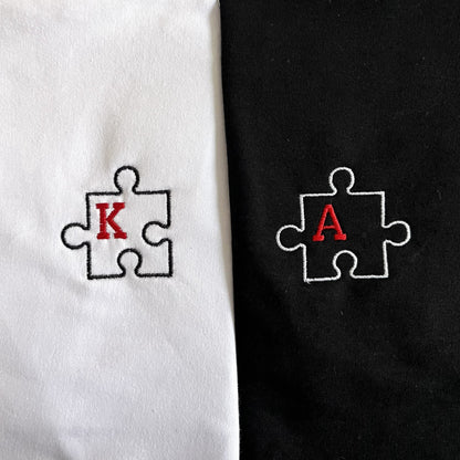 koszulka z haftowanymi puzzlami i incjalami
