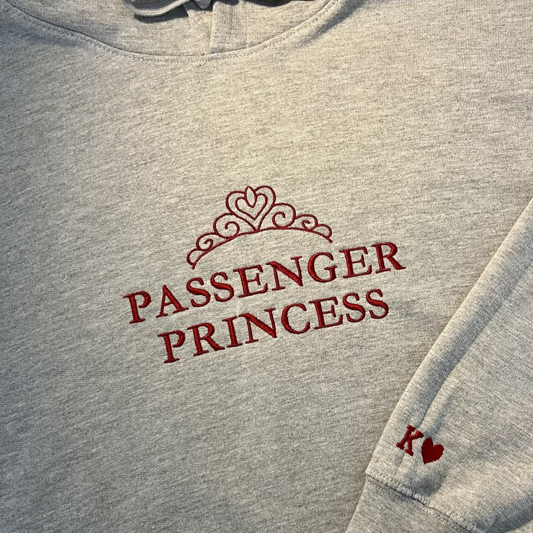 szara bluza z czerwonym haftem passenger princess